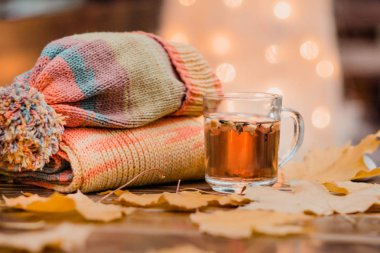 fincan çay, eşarp, kap ve yaprakları