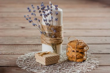 Bisküvi, mum ile lavanta ve hediye kutusu 