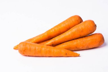 Beyaz arka planda havuçlar