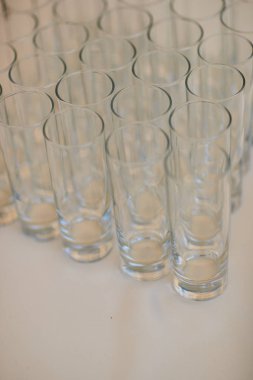 Masada bir sürü bardak var.