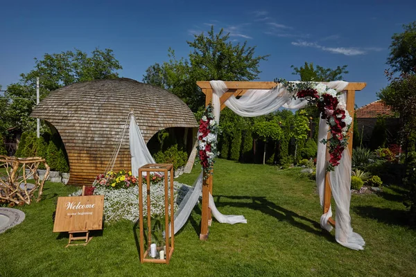 Wedding arch, beautiful wedding decorations — Stock Photo, Image