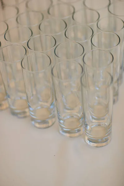 Muchos vasos sobre la mesa —  Fotos de Stock