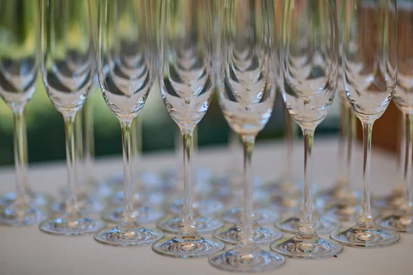 Много пустых бокалов шампанского — стоковое фото