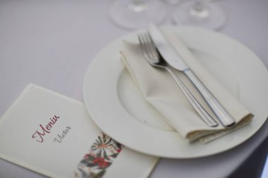 çatal bıçak, tabak ve gözlük düğün tablo