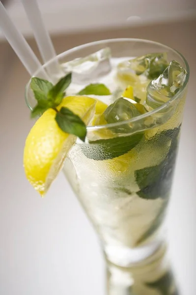 Mojito op tafel — Stockfoto