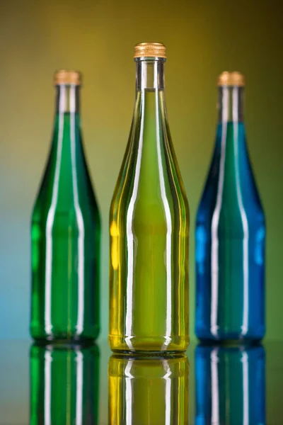 Botol di latar belakang berwarna-warni — Stok Foto