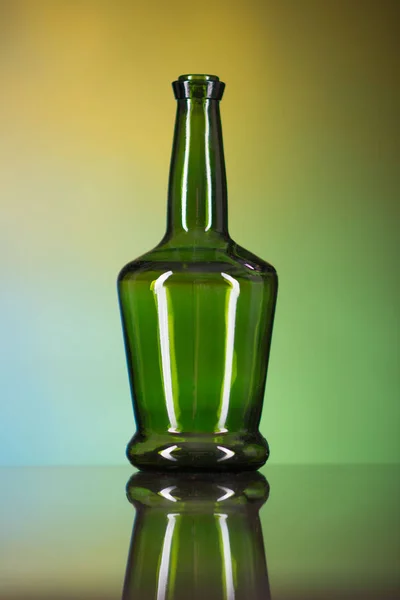 Fles op een veelkleurige achtergrond — Stockfoto