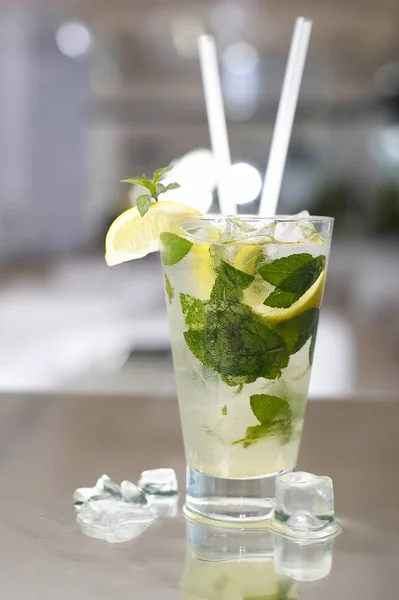 Mojito på bordet — Stockfoto