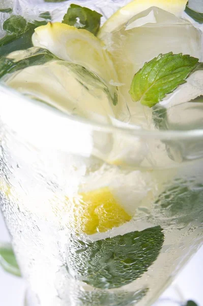 Mojito op tafel — Stockfoto