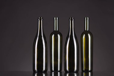 siyah bir zemin üzerine koyu yeşil şişe