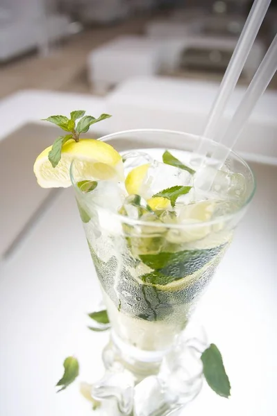 Mojito op tafel — Stockfoto