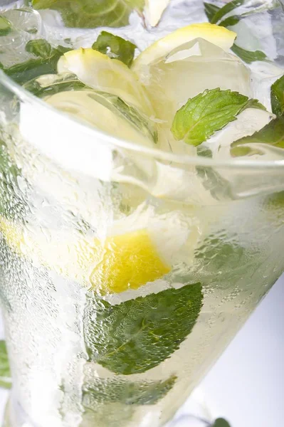 Mojito op tafel — Stockfoto