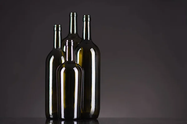 A fekete háttér palackok — Stock Fotó