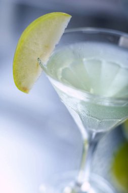  kokteyl cam masa üzerinde