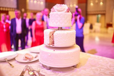 Düğün pastası masanın üstünde.