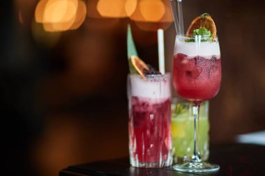 bir tabloda kokteyller 