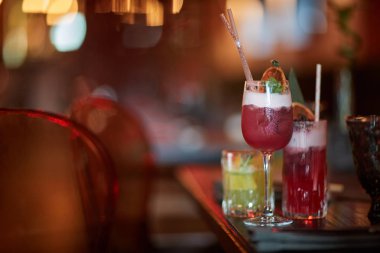 bir tabloda kokteyller 