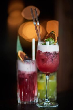 bir tabloda kokteyller 