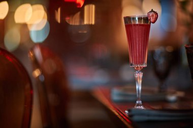 çilek masaya kokteyl