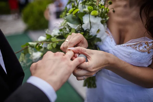 Bride puts a ring on the groom's finger — Stock Photo, Image