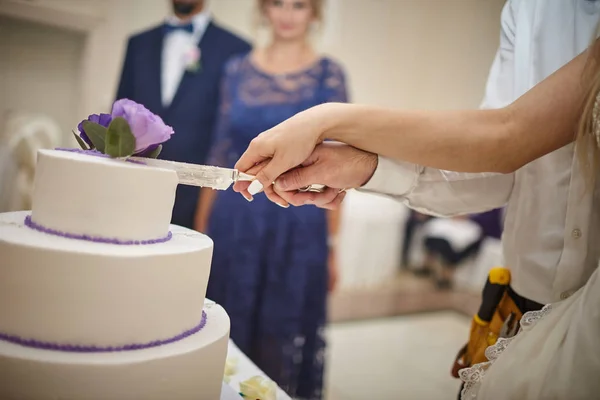 Wedding, cake, hands, — Stock Photo, Image