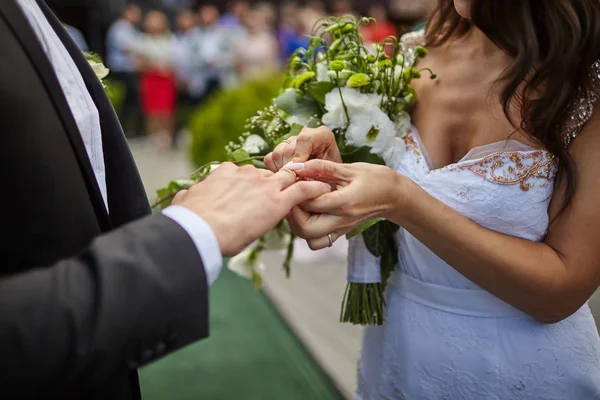 Mariée met une bague sur le doigt du marié — Photo