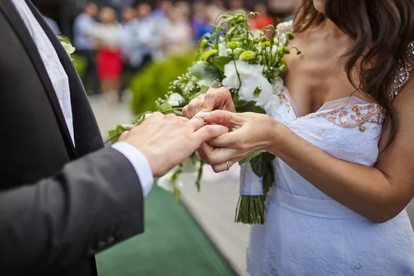 Bruden sätter en ring på brudgummens finger — Stockfoto