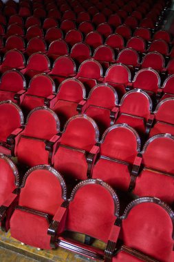 satırları kırmızı sandalye