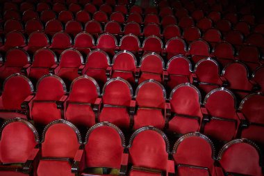 satırları kırmızı sandalye