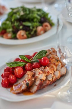 kiraz domates ve fesleğen ile et