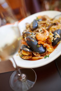 bir tabak karides ve midye ile pirinç