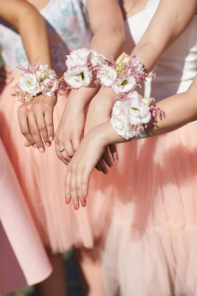 Händerna på bridesmaids — Stockfoto