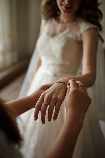 Dressing the bride — Stock Photo, Image