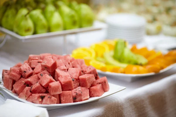 Bandeja de frutas en la mesa —  Fotos de Stock