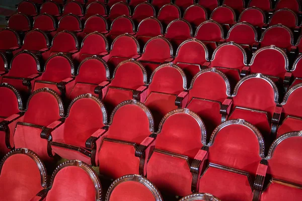 satırları kırmızı sandalye