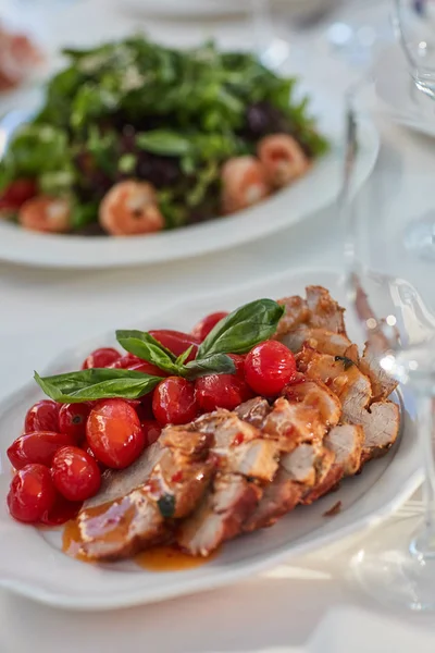 kiraz domates ve fesleğen ile et