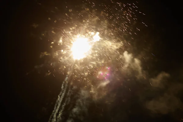 Fogos de artifício no fundo do céu noturno — Fotografia de Stock