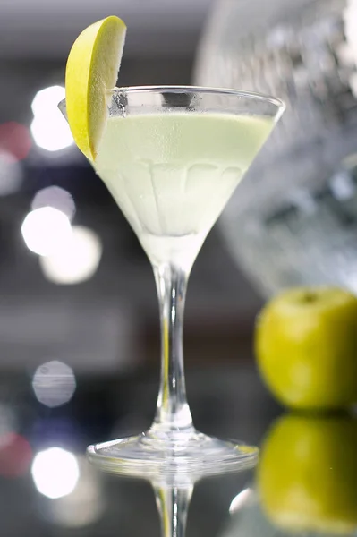 Cocktail op glazen tafel — Stockfoto