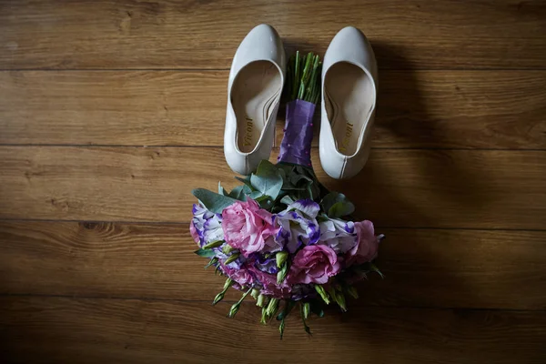 新娘的鞋子和花束 — 图库照片
