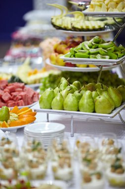 meyve tabağı masanın üzerine