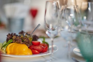 gözlük ve bir tabak sebze ile