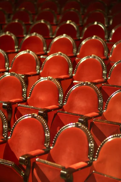 Fileiras de cadeiras vermelhas — Fotografia de Stock