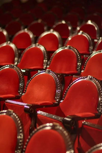 Wiersze czerwone krzesła — Zdjęcie stockowe