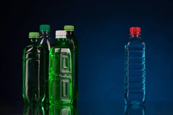 Колір пластикова пляшка — стокове фото