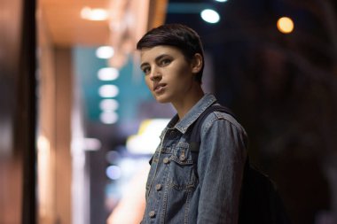 güzel esmer kısa saç kesimi ile 