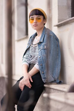 Gözlüklü güzel kız