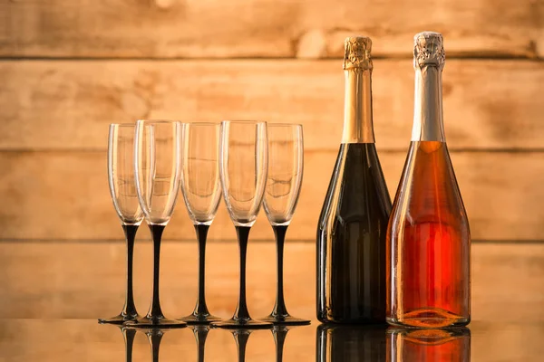 Две бутылки шампанского и пустые бокалы — стоковое фото