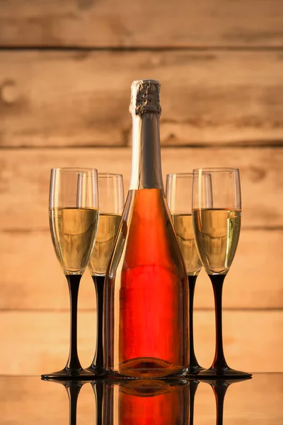 Бутылка шампанского и бокалы с шампанским — стоковое фото