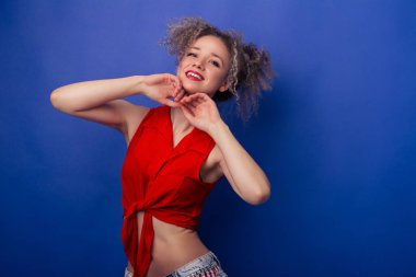 Kıvırcık sarışın