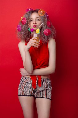 limonata ve saç kokteyl için şemsiye ile sarışın